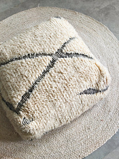 Pouf aus Marokko, Bodenkissen aus Wolle Beige Schwarz, Handgefertigter Boho Beni OUrain Berber Pouf - CocosyBerlin