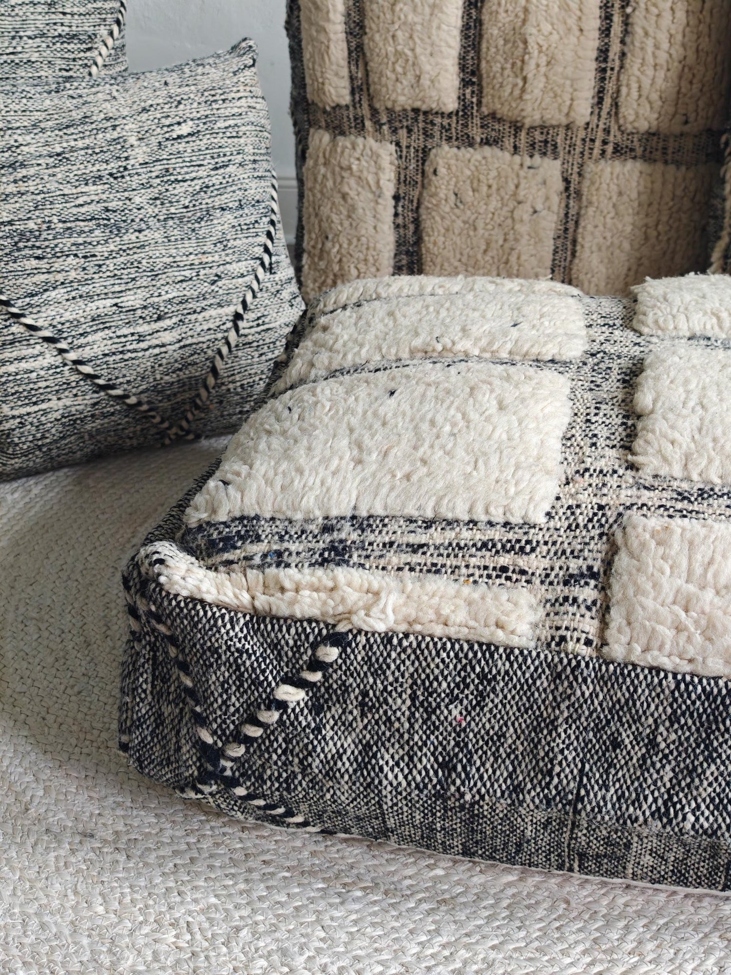 Berber Pouf & Kissenhülle aus Marokko, Beige Schwarz, Geometrische Muster, Handgefertigte Boho Wohnaccessoires - CocosyBerlin