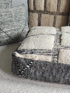 Berber Pouf & Kissenhülle aus Marokko, Beige Schwarz, Geometrische Muster, Handgefertigte Boho Wohnaccessoires - CocosyBerlin