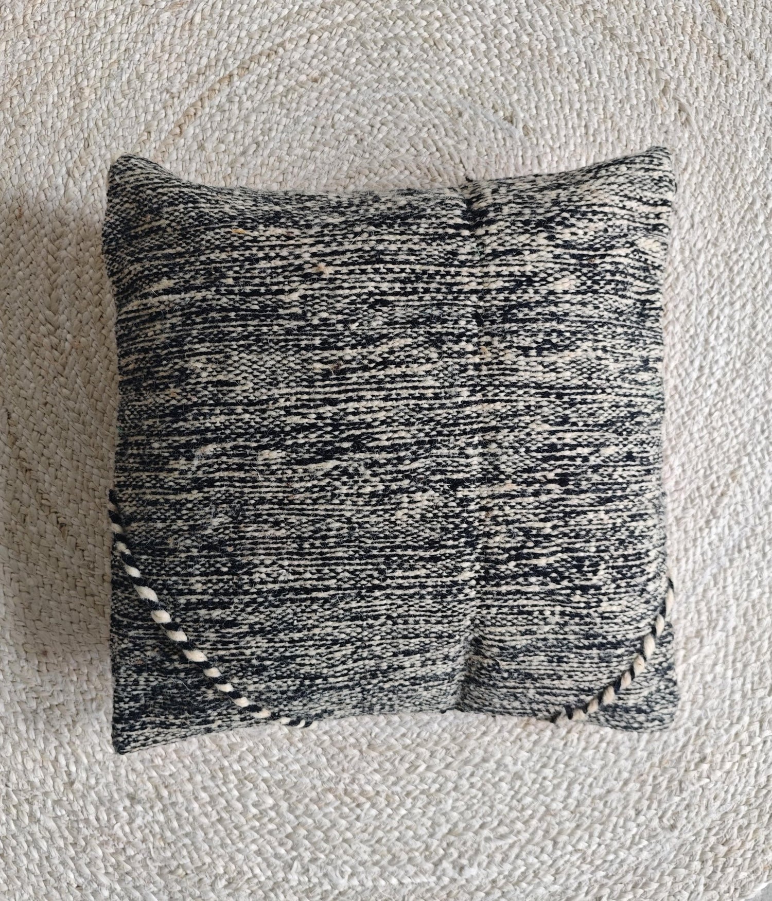 Berber Pouf & Kissenhülle aus Marokko, Beige Schwarz, Geometrische Muster, Handgefertigte Boho Wohnaccessoires - CocosyBerlin