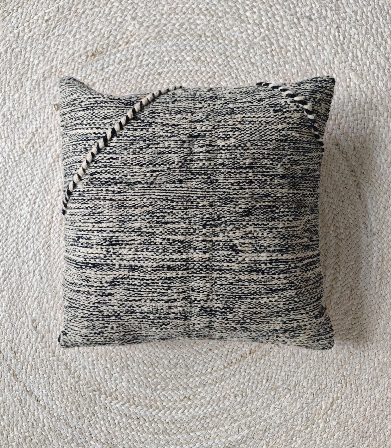 Berber Pouf & Kissenhülle aus Marokko, Beige Schwarz, Geometrische Muster, Handgefertigte Boho Wohnaccessoires - CocosyBerlin