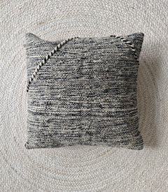 Berber Pouf & Kissenhülle aus Marokko, Beige Schwarz, Geometrische Muster, Handgefertigte Boho Wohnaccessoires - CocosyBerlin