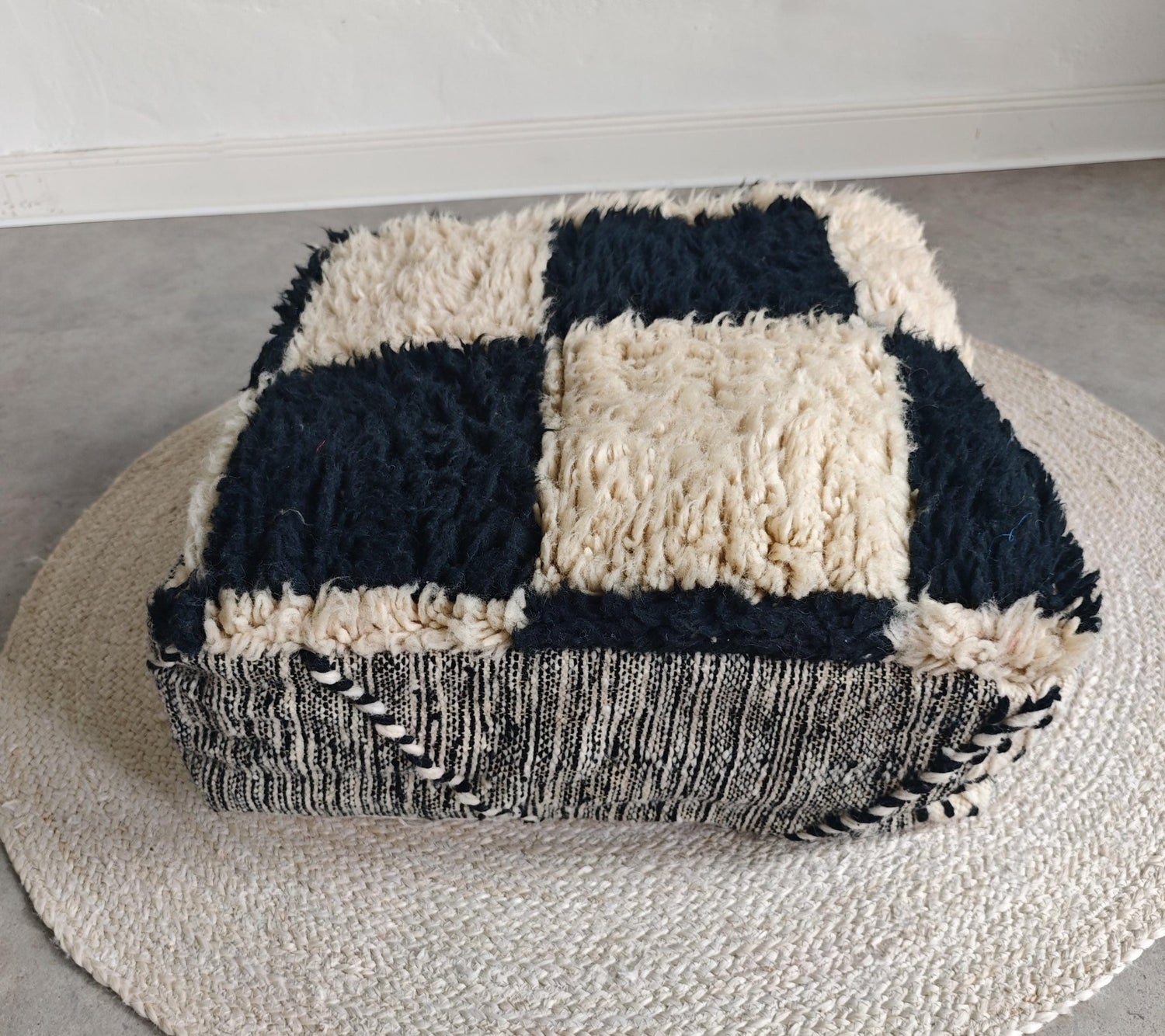 Berber Pouf im Checkerboard Design, Beni Ouarin Bodenkissen Beige Schwarz – Schachbrett Sitzkissen aus Wolle - CocosyBerlin