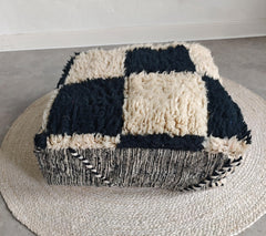 Berber Pouf im Checkerboard Design, Beni Ouarin Bodenkissen Beige Schwarz – Schachbrett Sitzkissen aus Wolle - CocosyBerlin