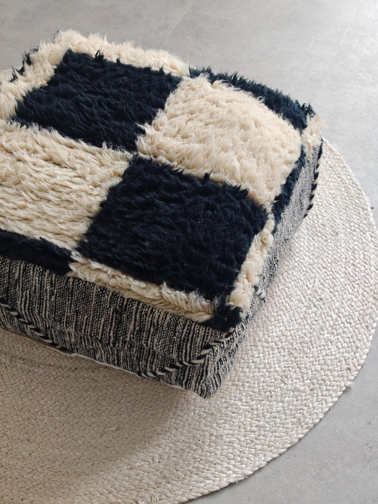 Berber Pouf im Checkerboard Design, Beni Ouarin Bodenkissen Beige Schwarz – Schachbrett Sitzkissen aus Wolle - CocosyBerlin