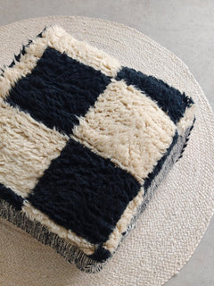 Berber Pouf im Checkerboard Design, Beni Ouarin Bodenkissen Beige Schwarz – Schachbrett Sitzkissen aus Wolle - CocosyBerlin