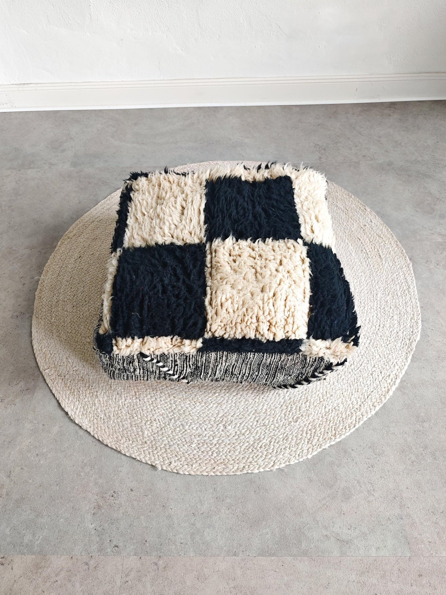 Berber Pouf im Checkerboard Design, Beni Ouarin Bodenkissen Beige Schwarz – Schachbrett Sitzkissen aus Wolle - CocosyBerlin