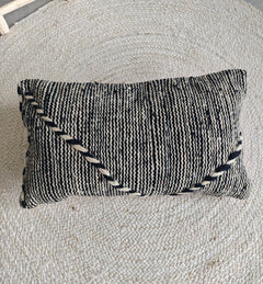 Berber Pouf im Checkerboard Design, Beni Ouarin Bodenkissen Beige Schwarz – Schachbrett Sitzkissen aus Wolle - CocosyBerlin
