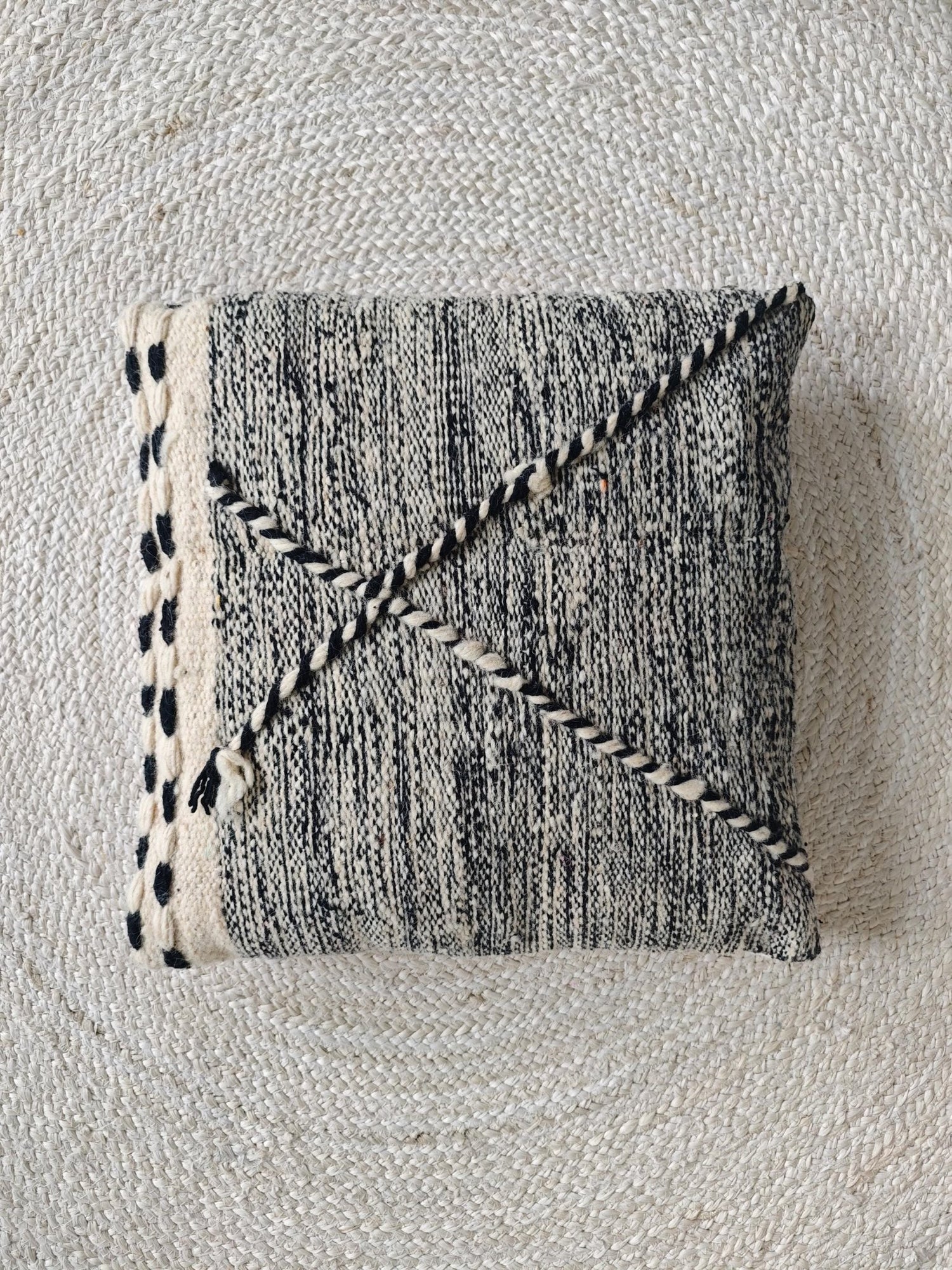 Berber Pouf im Checkerboard Design, Beni Ouarin Bodenkissen Beige Schwarz – Schachbrett Sitzkissen aus Wolle - CocosyBerlin