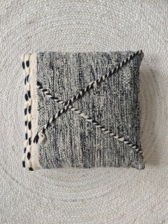 Berber Pouf im Checkerboard Design, Beni Ouarin Bodenkissen Beige Schwarz – Schachbrett Sitzkissen aus Wolle - CocosyBerlin