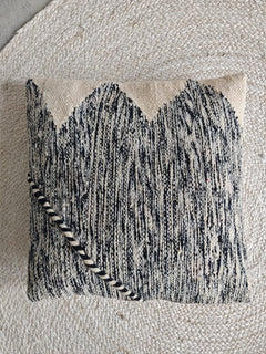 Berber Pouf & Kissenhülle aus Marokko, Beige Schwarz, flauschige Berber Kissen Handgefertigte Boho Wohnaccessoires - CocosyBerlin