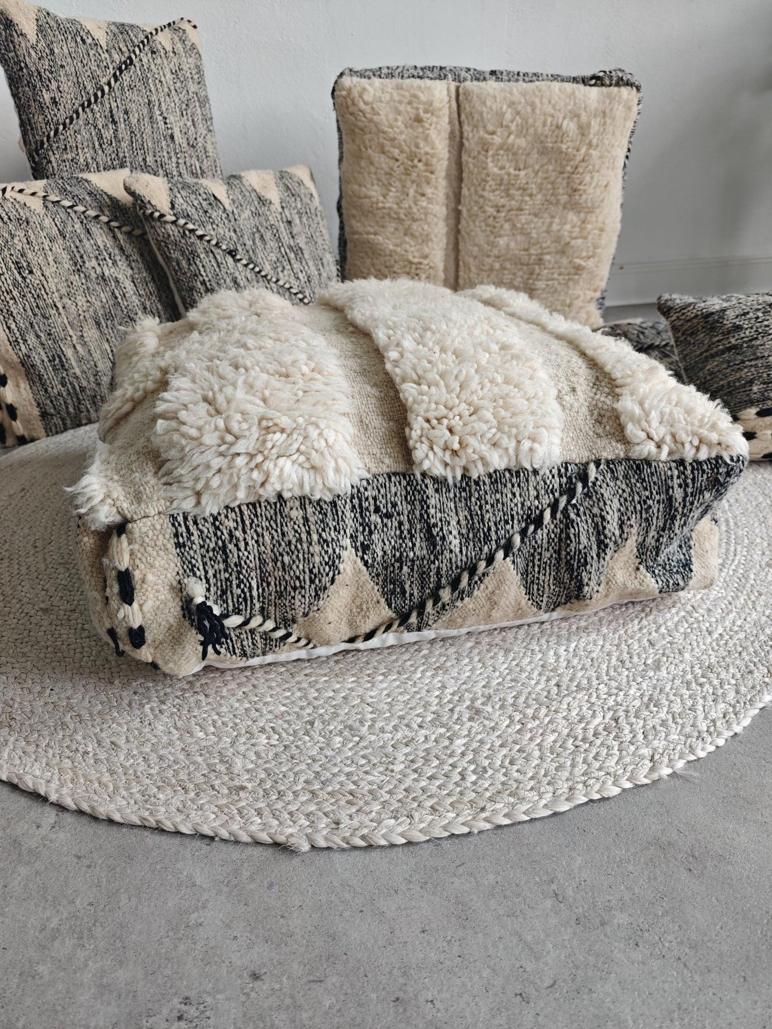 Berber Pouf & Kissenhülle aus Marokko, Beige Schwarz, flauschige Berber Kissen Handgefertigte Boho Wohnaccessoires - CocosyBerlin