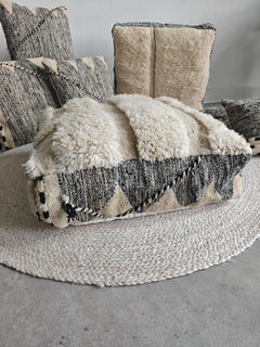 Berber Pouf & Kissenhülle aus Marokko, Beige Schwarz, flauschige Berber Kissen Handgefertigte Boho Wohnaccessoires - CocosyBerlin