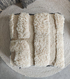 Berber Pouf & Kissenhülle aus Marokko, Beige Schwarz, flauschige Berber Kissen Handgefertigte Boho Wohnaccessoires - CocosyBerlin