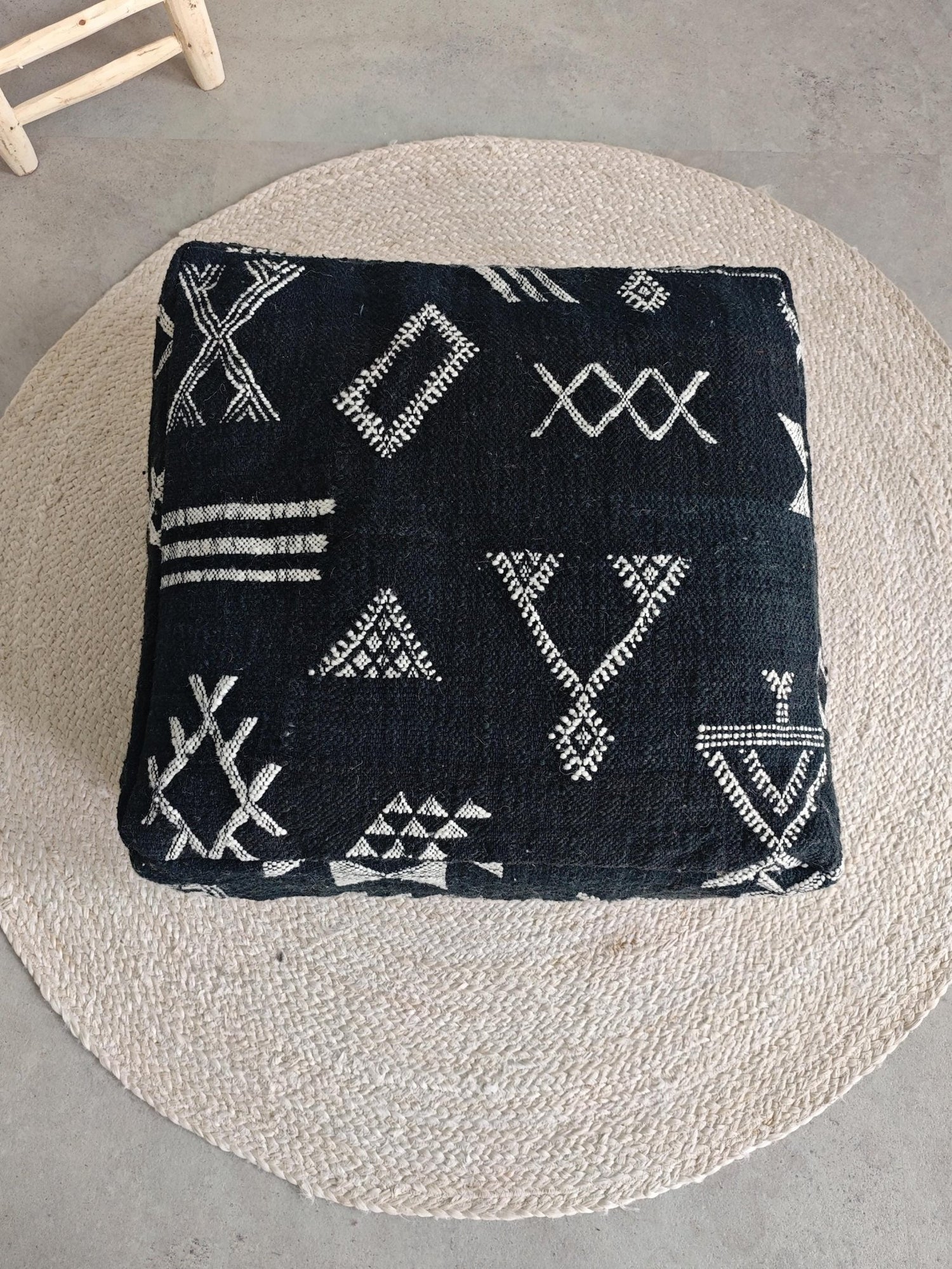 SSchwarze Kelim Berber Poufs,Handgefertigte Bodenkissen aus Wolle, Schwarzer Weiss Sitzkissen, Moderne Moroccan Floor Cushions - CocosyBerlin