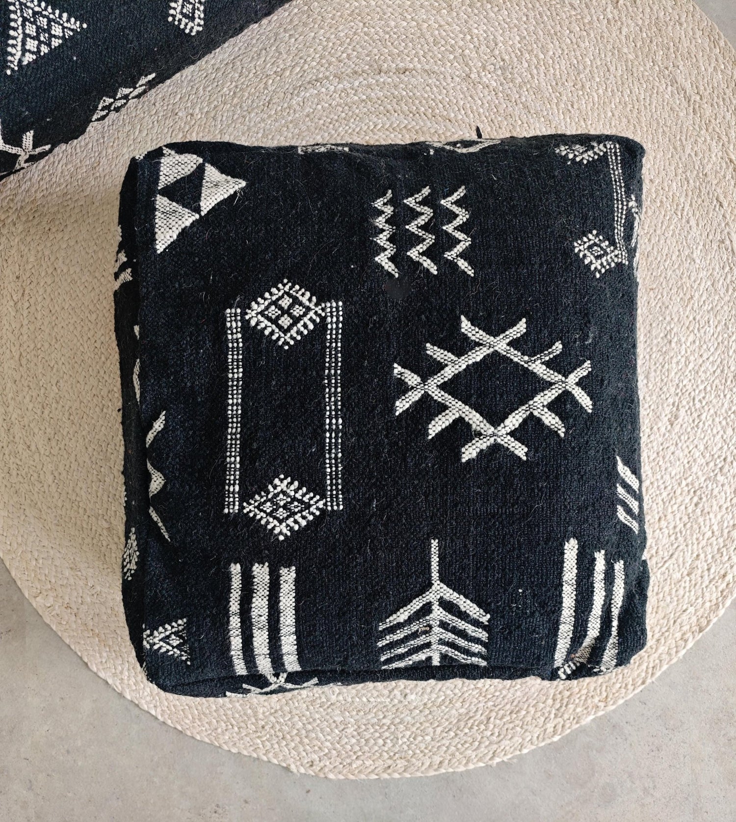 SSchwarze Kelim Berber Poufs,Handgefertigte Bodenkissen aus Wolle, Schwarzer Weiss Sitzkissen, Moderne Moroccan Floor Cushions - CocosyBerlin