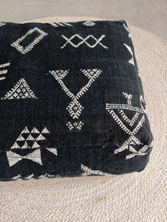 SSchwarze Kelim Berber Poufs,Handgefertigte Bodenkissen aus Wolle, Schwarzer Weiss Sitzkissen, Moderne Moroccan Floor Cushions - CocosyBerlin