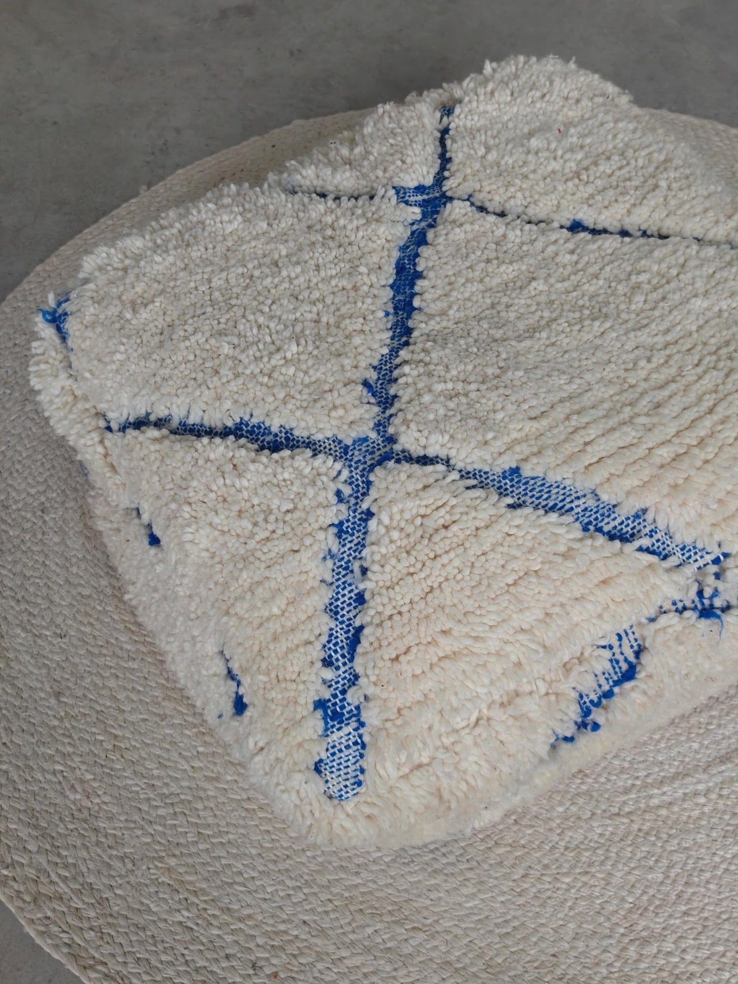 Pouf aus Marokko, Bodenkissen aus Wolle Beige Blau, Handgefertigter Boho Beni Ourain Berber Pouf - CocosyBerlin