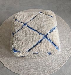 Pouf aus Marokko, Bodenkissen aus Wolle Beige Blau, Handgefertigter Boho Beni Ourain Berber Pouf - CocosyBerlin