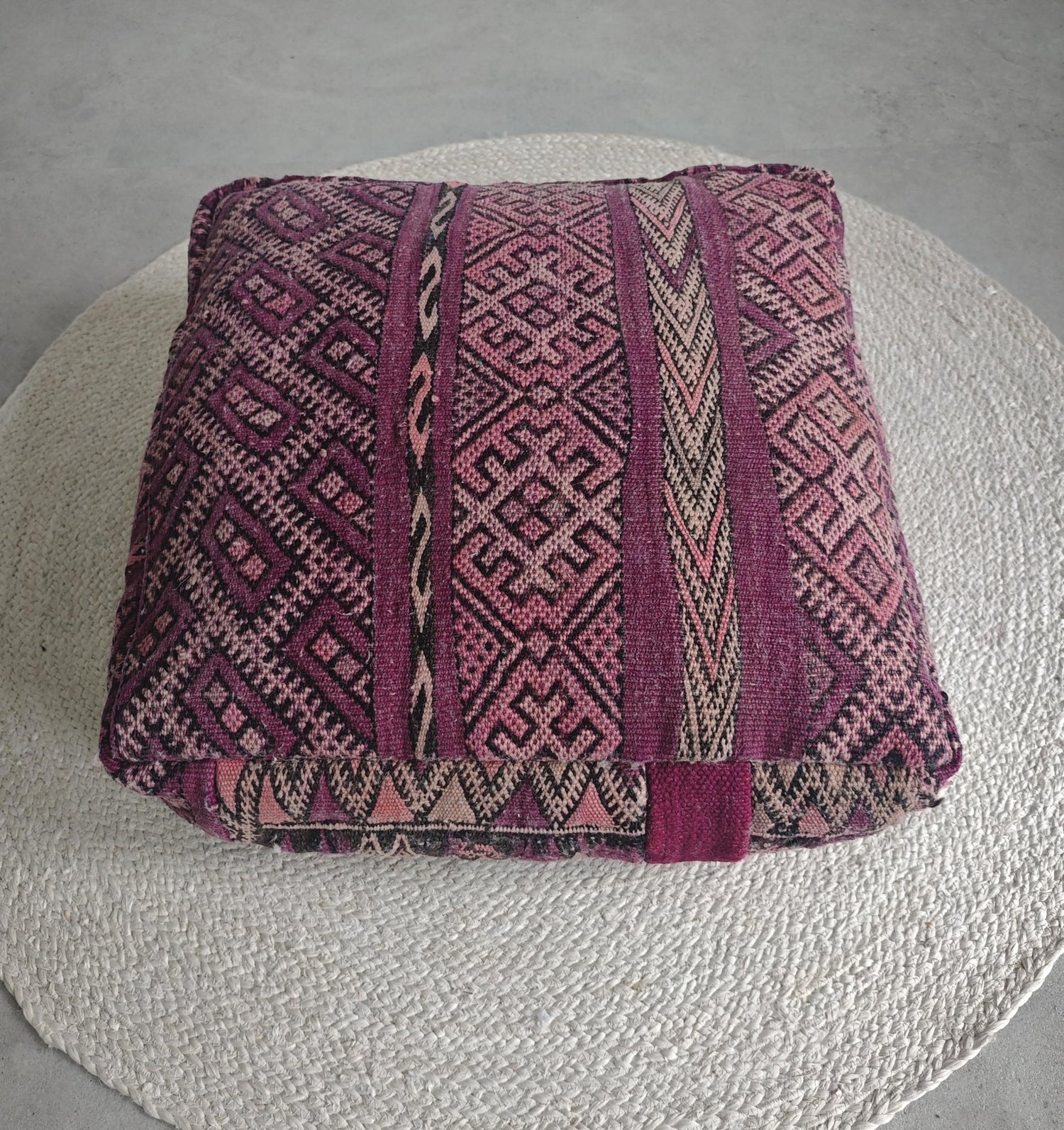 Vintage Berber Pouf aus Marokko, Lila Kelim Bodenkissen, Handgefertigter Pouf aus Wolle mit geometrischen Mustern - CocosyBerlin