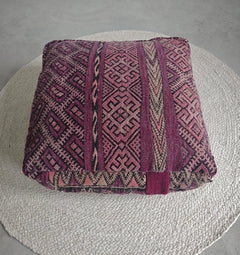 Vintage Berber Pouf aus Marokko, Lila Kelim Bodenkissen, Handgefertigter Pouf aus Wolle mit geometrischen Mustern - CocosyBerlin