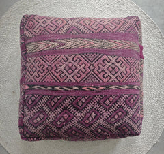 Vintage Berber Pouf aus Marokko, Lila Kelim Bodenkissen, Handgefertigter Pouf aus Wolle mit geometrischen Mustern - CocosyBerlin