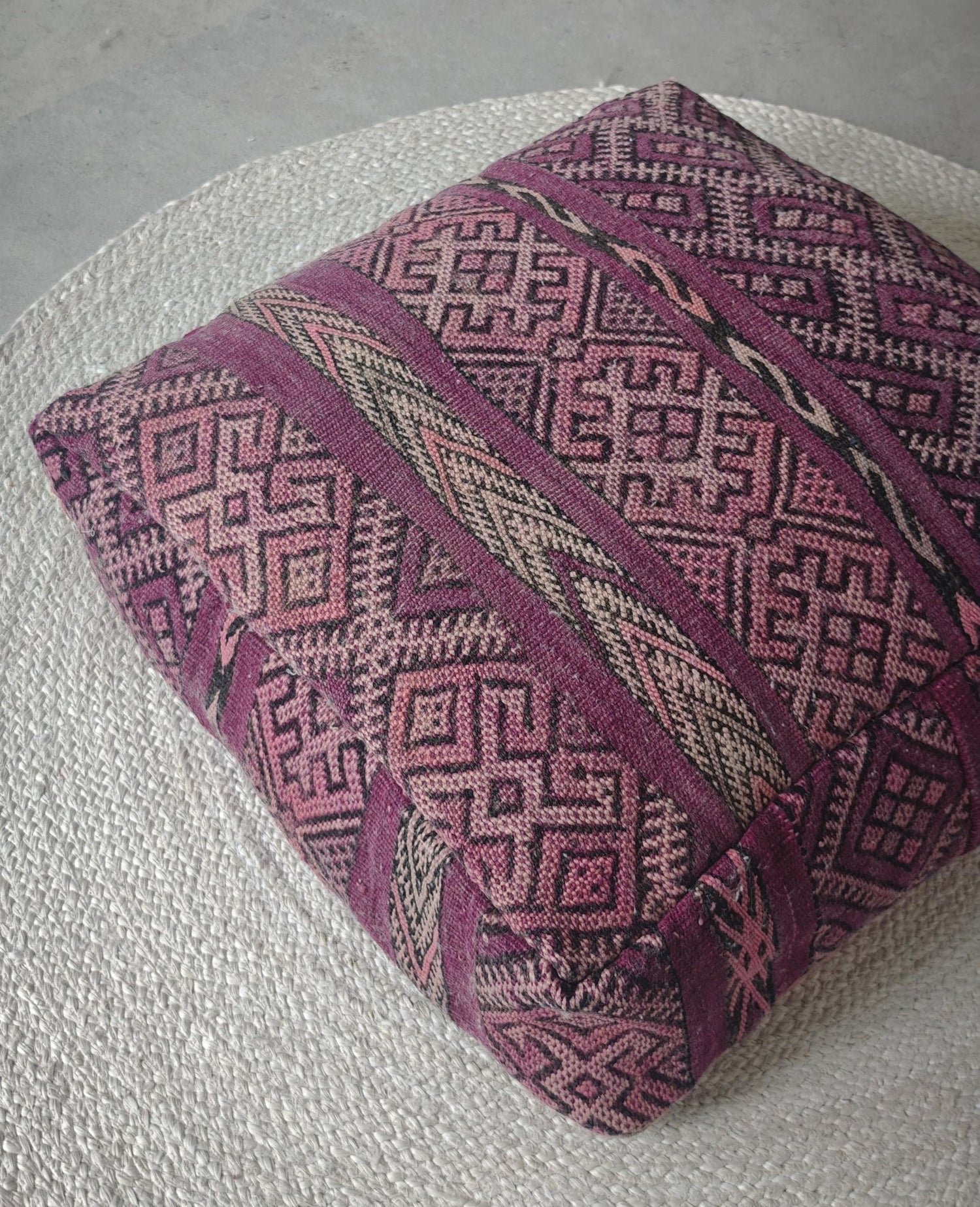 Vintage Berber Pouf aus Marokko, Lila Kelim Bodenkissen, Handgefertigter Pouf aus Wolle mit geometrischen Mustern - CocosyBerlin