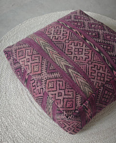 Vintage Berber Pouf aus Marokko, Lila Kelim Bodenkissen, Handgefertigter Pouf aus Wolle mit geometrischen Mustern - CocosyBerlin