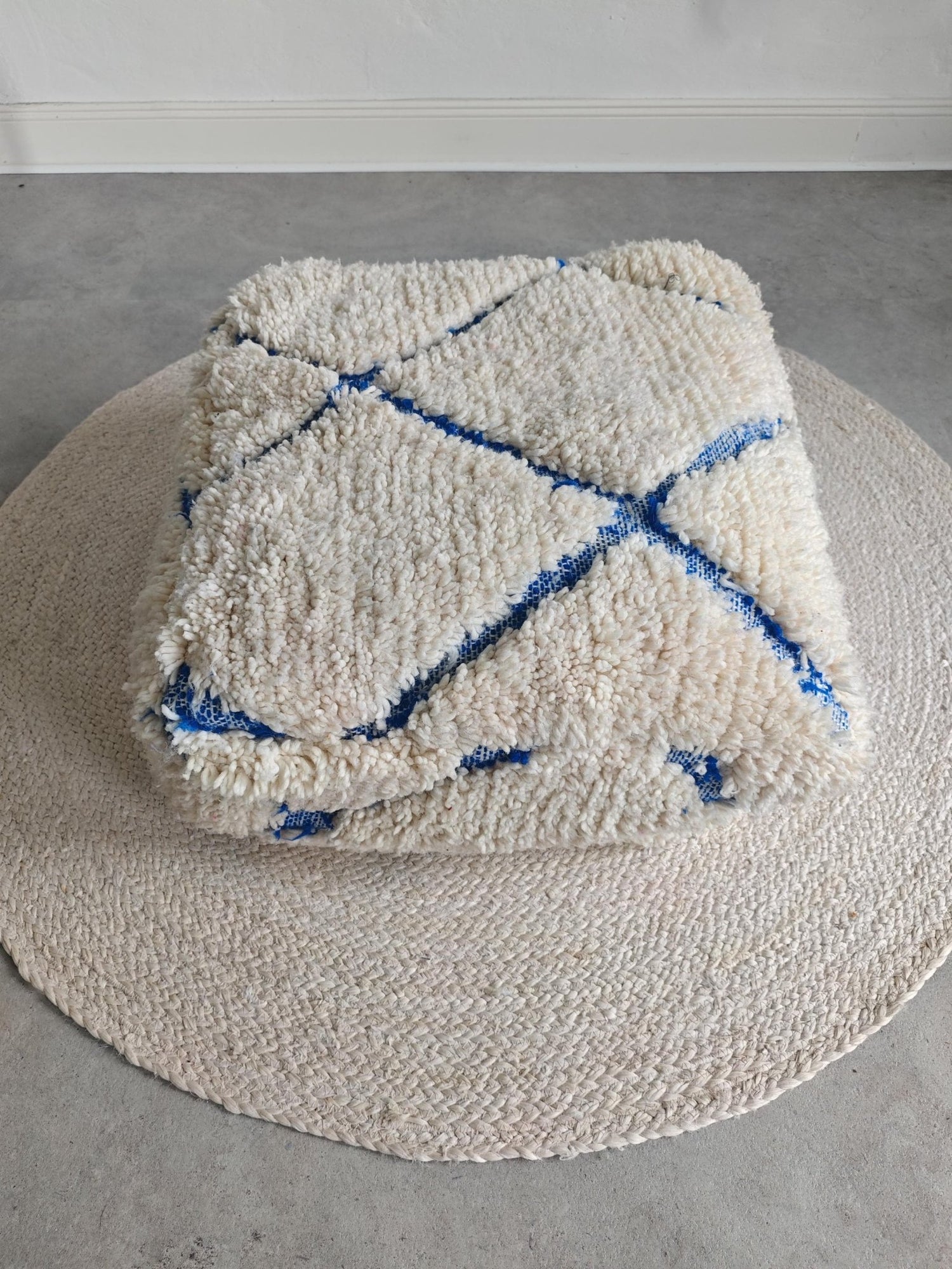 Pouf aus Marokko, Bodenkissen aus Wolle Beige Blau, Handgefertigter Boho Beni Ourain Berber Pouf - CocosyBerlin