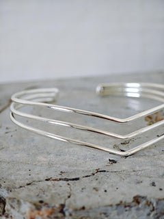 Minimalistischer Oberarmreif Messing versilbert, 3 - reihiger Arm Cuff, Boho Festival Schmuck - CocosyBerlin