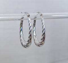 Große Croissant Creolen aus 925 Silber, Ovale Shrimp Hoops, Puffy Statement Silber Ohrringe, Gedrehte Silbercreolen - CocosyBerlin