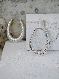 Große Croissant Creolen aus 925 Silber, Ovale Shrimp Hoops, Puffy Statement Silber Ohrringe, Gedrehte Silbercreolen - CocosyBerlin
