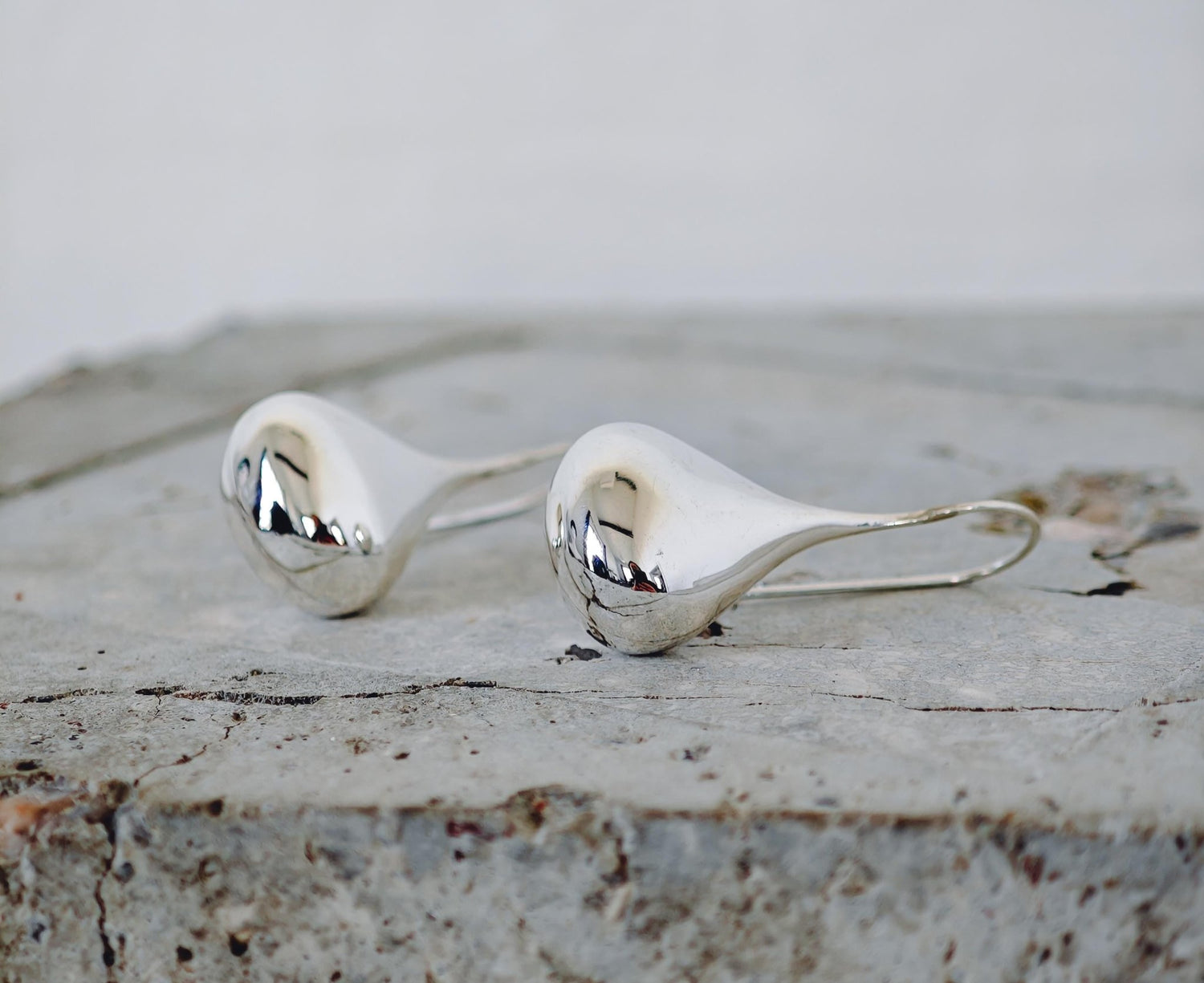 Tropfen Ohrringe aus Silber 925, Lange Hängende Ohrringe, Puffy Teardrop Earrings - CocosyBerlin
