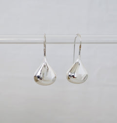 Tropfen Ohrringe aus Silber 925, Lange Hängende Ohrringe, Puffy Teardrop Earrings - CocosyBerlin