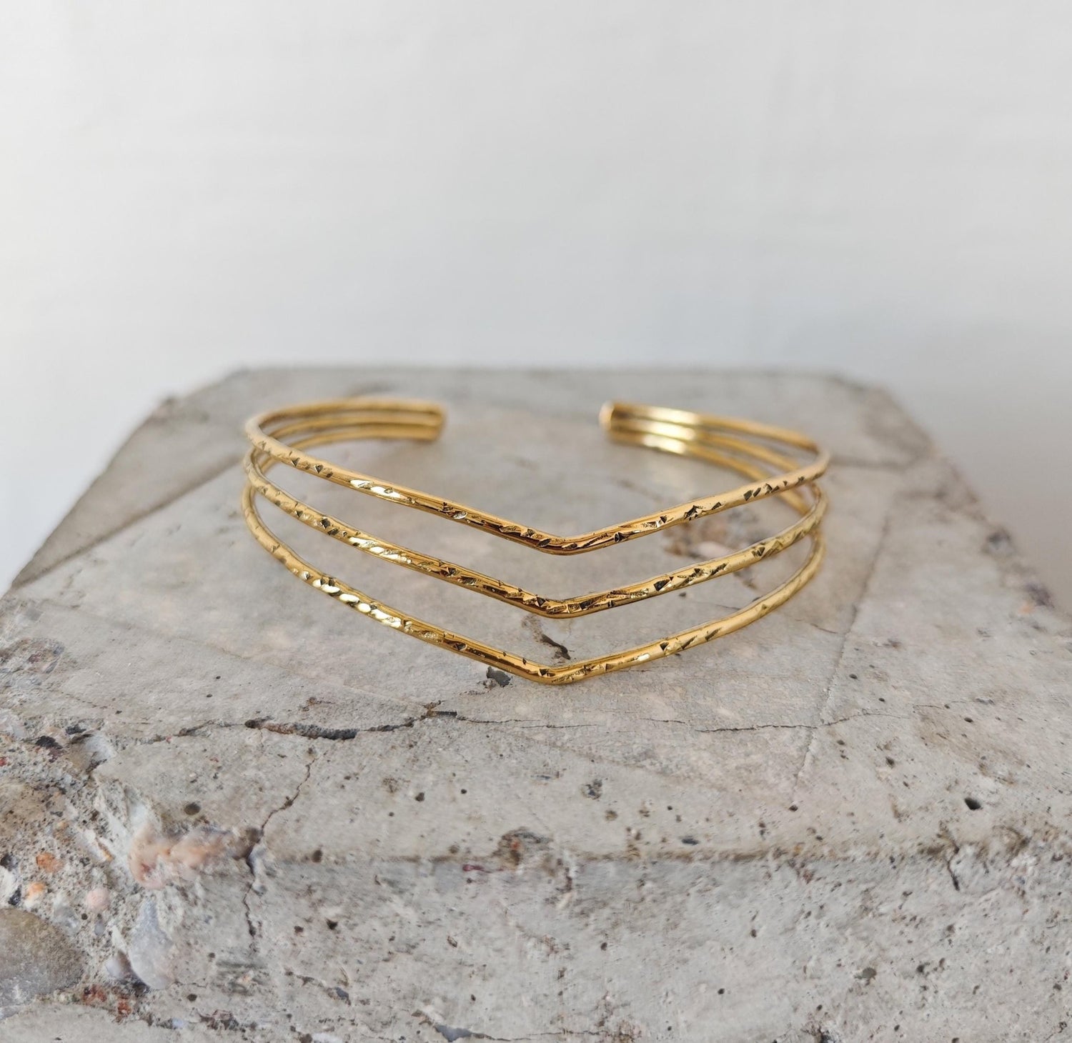 Oberarmreif / Armreif aus goldenem Messing, Arm Cuff, Oberarm Manschette gehämmert, Boho Armreif golden - CocosyBerlin