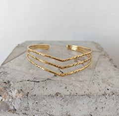 Oberarmreif / Armreif aus goldenem Messing, Arm Cuff, Oberarm Manschette gehämmert, Boho Armreif golden - CocosyBerlin