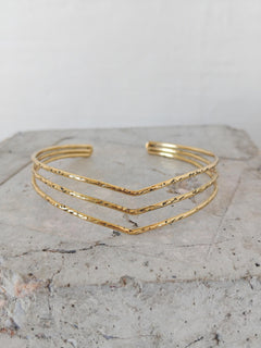 Oberarmreif / Armreif aus goldenem Messing, Arm Cuff, Oberarm Manschette gehämmert, Boho Armreif golden - CocosyBerlin
