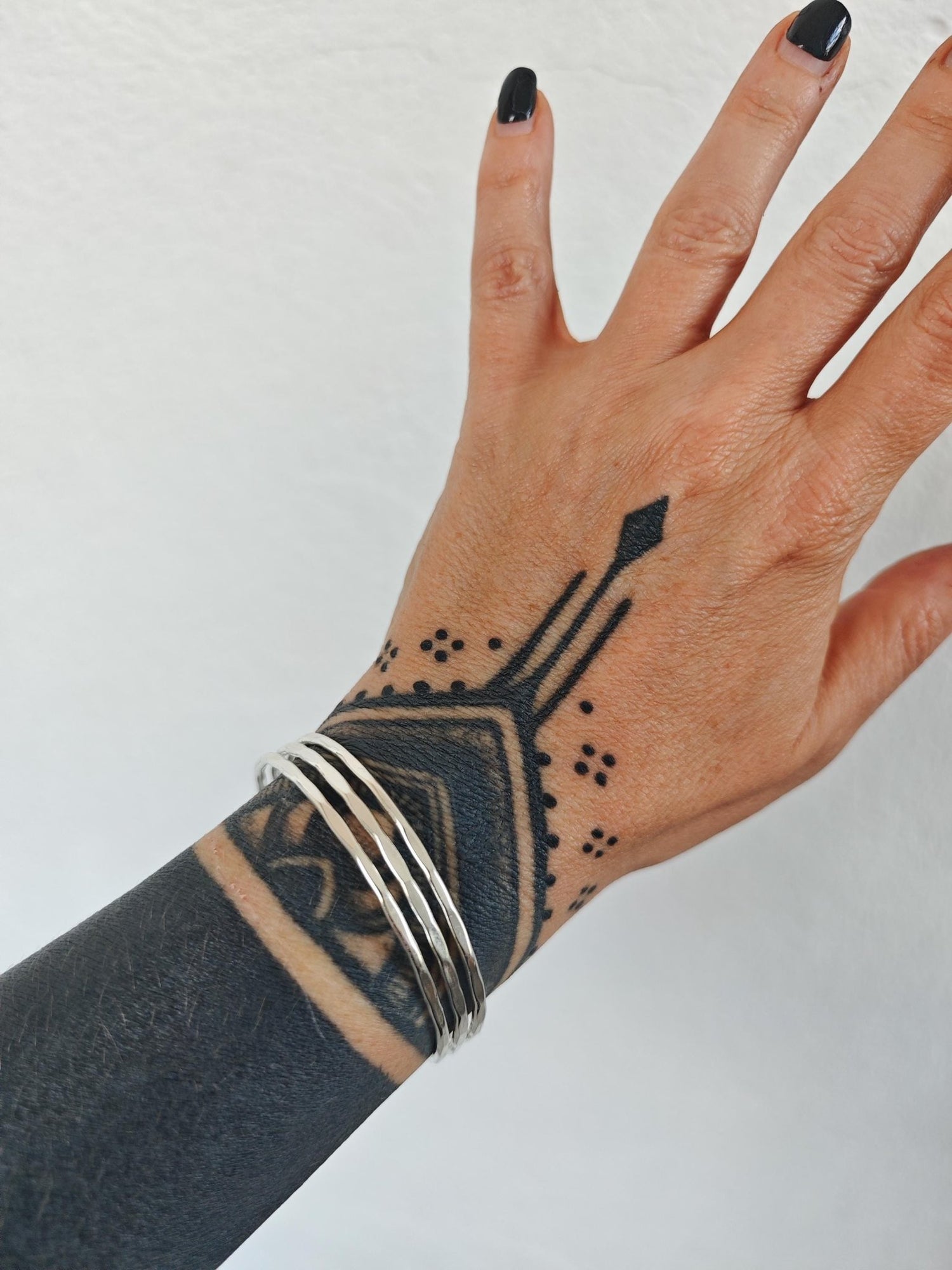 Gehämmerter Oberarmreif / Armreif aus Messing versilbert, Silber Armreif, Boho Oberarm Armreif, Minimalistischer Schmuck - CocosyBerlin
