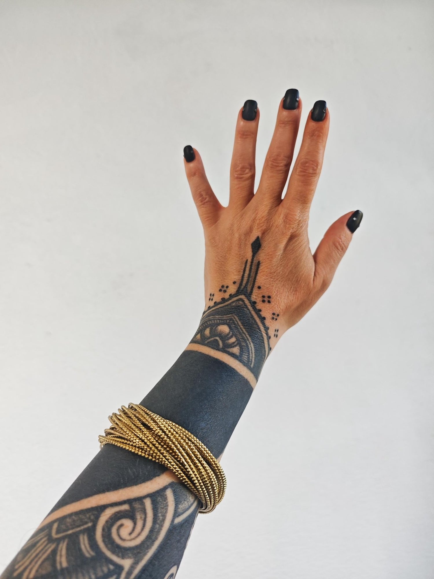 Boho Armreif aus Messing Gold, 36 verbundene Bangles, Ethnic Statement Festival Schmuck - CocosyBerlin