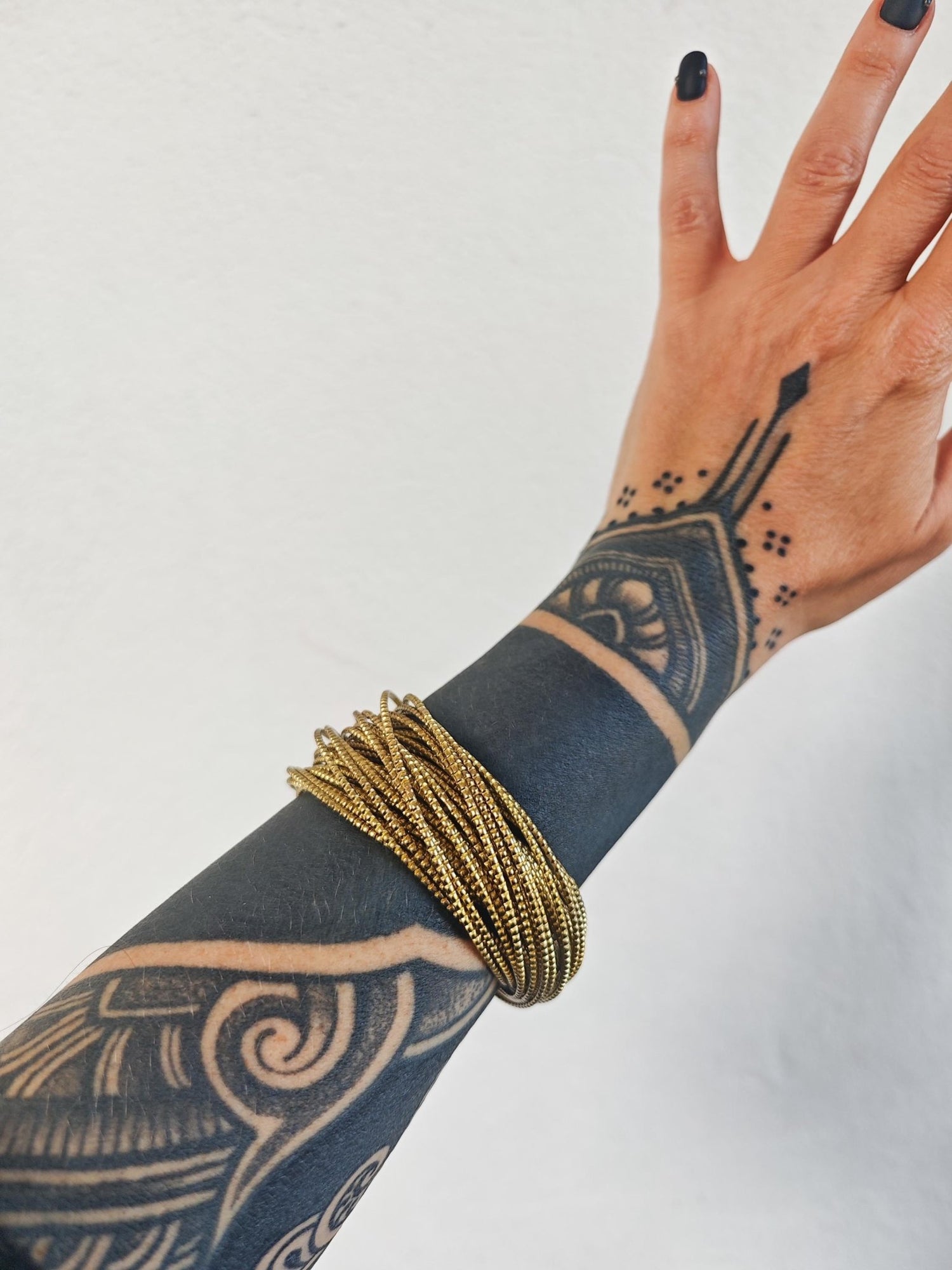 Boho Armreif aus Messing Gold, 36 verbundene Bangles, Ethnic Statement Festival Schmuck - CocosyBerlin