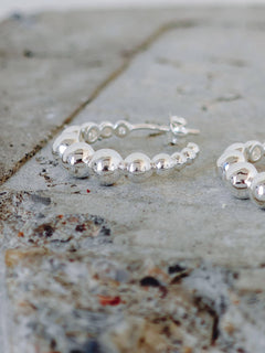 Bubble Ohrringe aus 925 Silber, Kugel Statement Ohrstecker Creolen, Silver Ball Hoops - CocosyBerlin