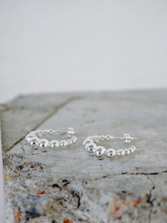Bubble Ohrringe aus 925 Silber, Kugel Statement Ohrstecker Creolen, Silver Ball Hoops - CocosyBerlin