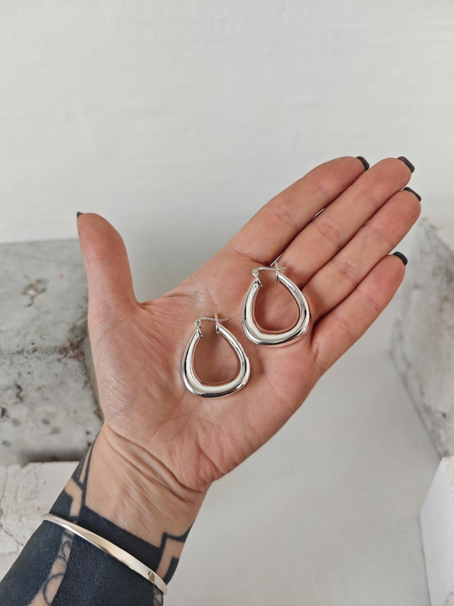 Statement Silber Creolen, Puffy Hoop Ohrringe, Große Chunky Creolen aus 925 Silber in Trapez Form, Minimalistisch - CocosyBerlin