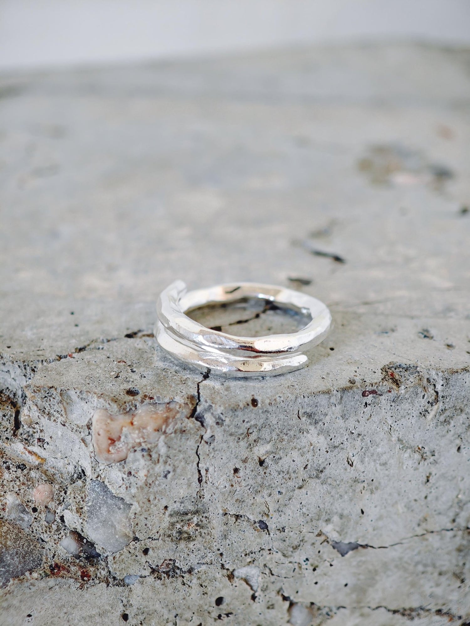 Organischer 925 Silber Ring, Raw Statement Stapelring, Gehämmerter Silberring - CocosyBerlin