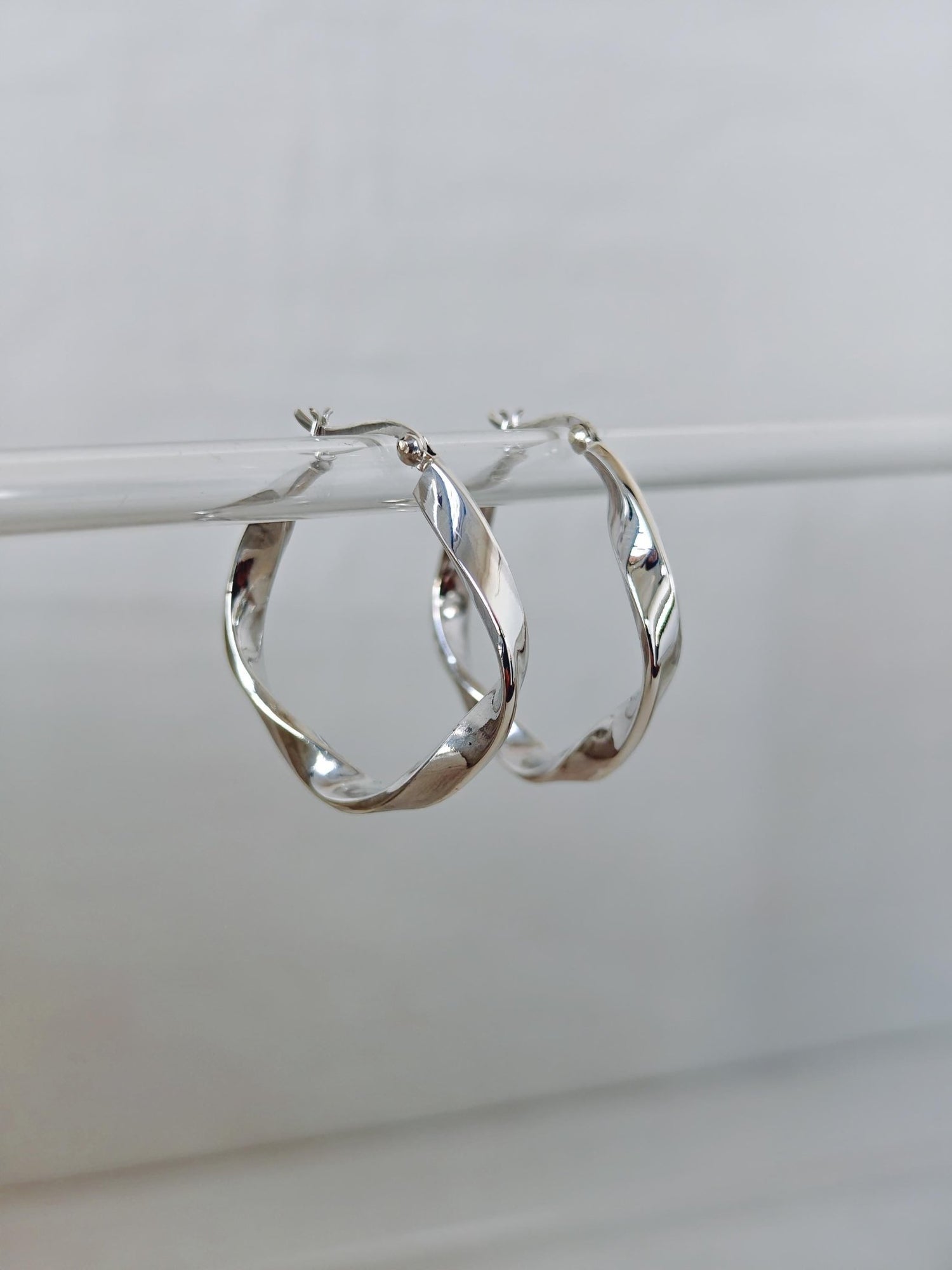 Twisted Creolen aus 925 Silber, Organic Twist Silber Creolen, Minimalistische Hoop Earrings, leichte Statement Ohrringe - CocosyBerlin