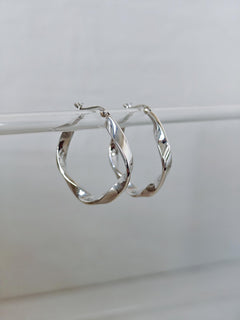 Twisted Creolen aus 925 Silber, Organic Twist Silber Creolen, Minimalistische Hoop Earrings, leichte Statement Ohrringe - CocosyBerlin
