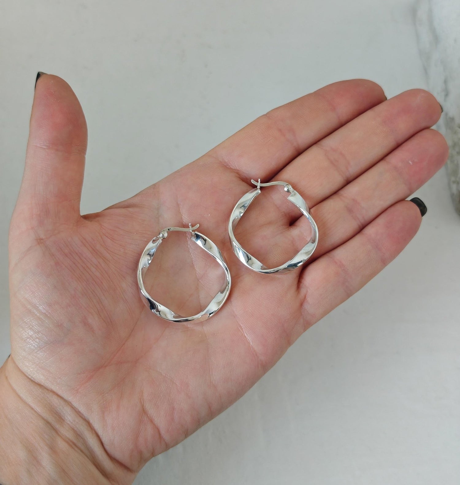 Twisted Creolen aus 925 Silber, Organic Twist Silber Creolen, Minimalistische Hoop Earrings, leichte Statement Ohrringe - CocosyBerlin