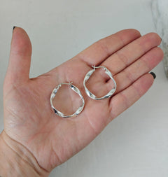 Twisted Creolen aus 925 Silber, Organic Twist Silber Creolen, Minimalistische Hoop Earrings, leichte Statement Ohrringe - CocosyBerlin