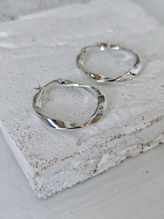 Twisted Creolen aus 925 Silber, Organic Twist Silber Creolen, Minimalistische Hoop Earrings, leichte Statement Ohrringe - CocosyBerlin
