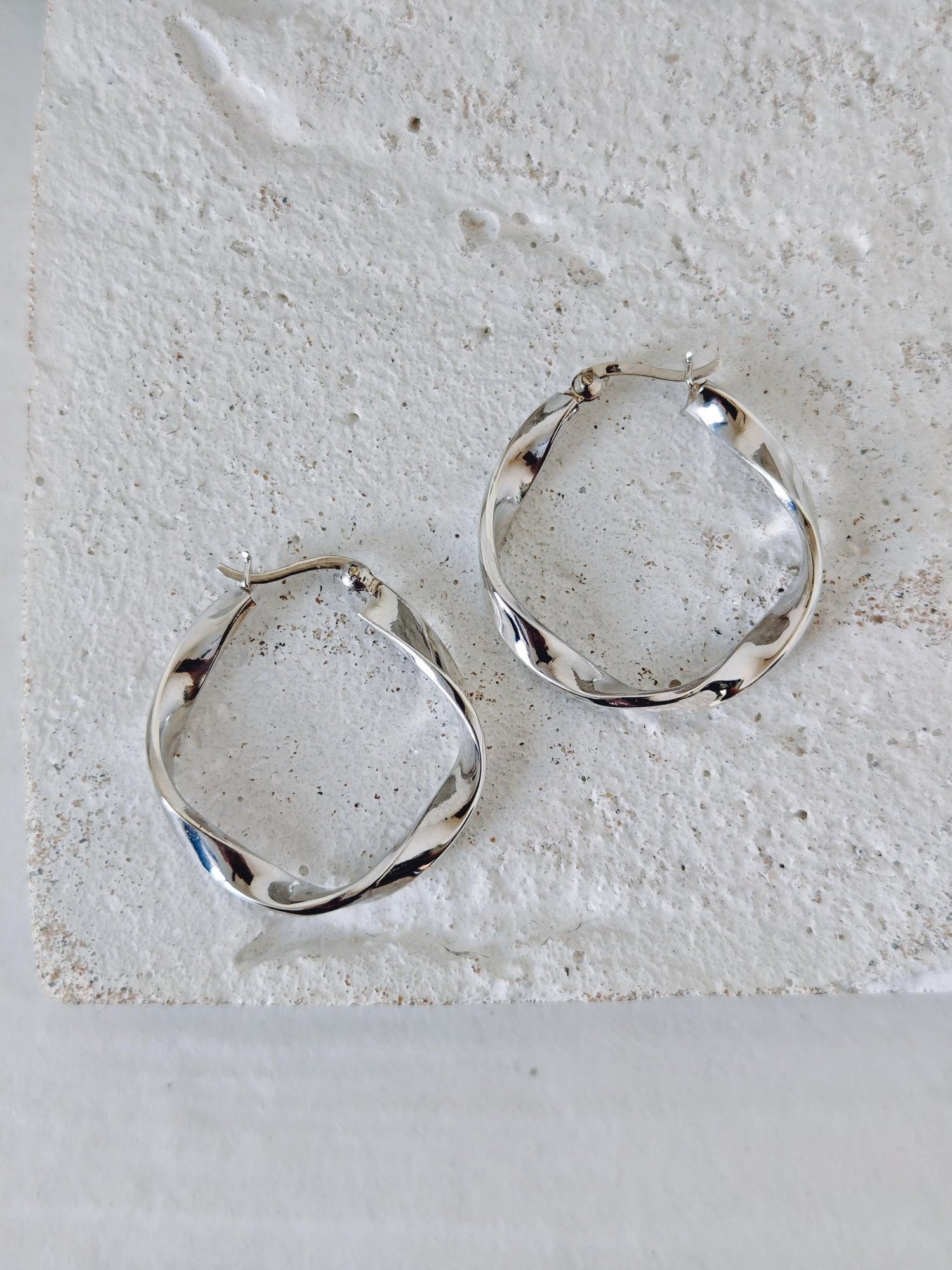 Twisted Creolen aus 925 Silber, Organic Twist Silber Creolen, Minimalistische Hoop Earrings, leichte Statement Ohrringe - CocosyBerlin